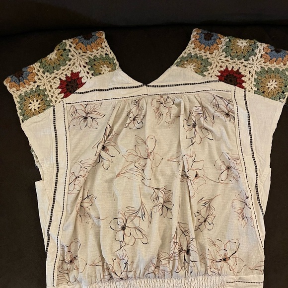 Buckle fancy gimmicks brand shirt with crochet style shoulder and snap closure - Picture 2 of 6